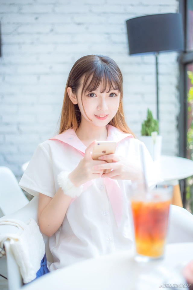 “喏！”小校点点头，神色慌急道：“回将军，泠苞被刘璝说降，如今已经打开城门，庞统、魏延已经带着兵马杀进城来，将军，我们该怎么办？”